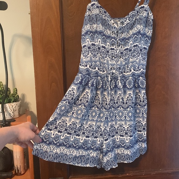 Hollister blue & white paisley print romper with criss cross lace up front 😍😍 - Picture 3 of 9